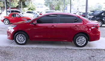 KIA RIO 2018 BORDO lleno
